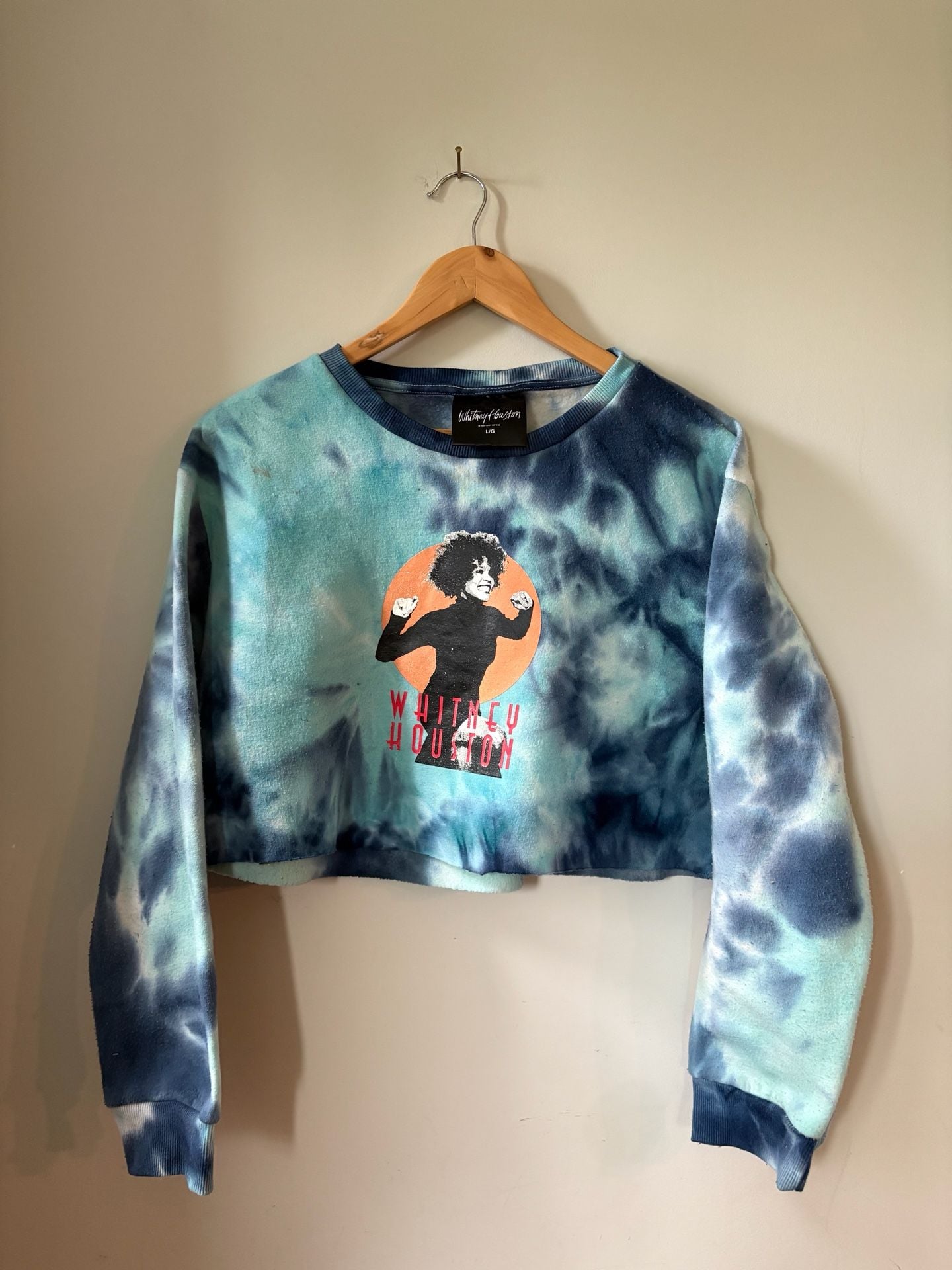 Whitney Houston 2020 Graphic Print Tie-Dye Cropped Crewneck Sweatshirt 2