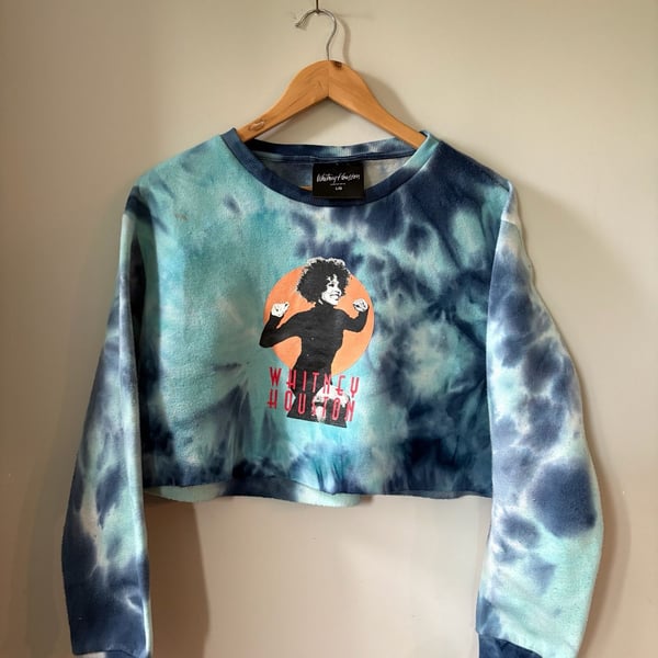 Whitney Houston 2020 Graphic Print Tie-Dye Cropped Crewneck Sweatshirt