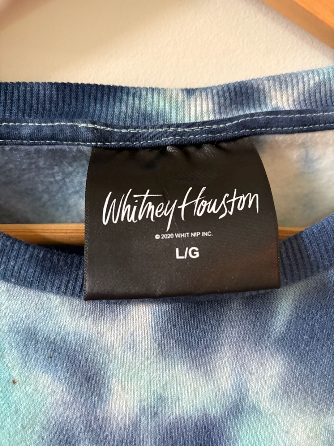 Whitney Houston 2020 Graphic Print Tie-Dye Cropped Crewneck Sweatshirt 3