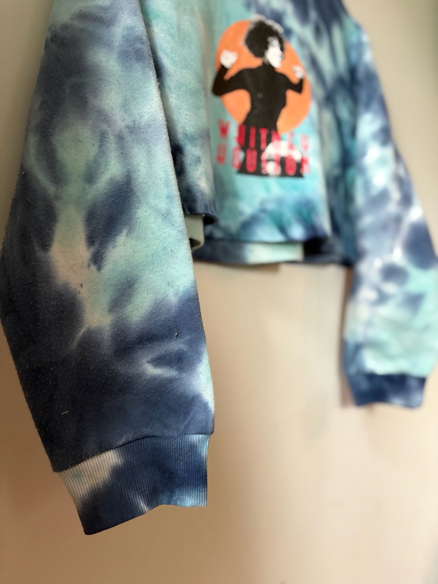 Whitney Houston 2020 Graphic Print Tie-Dye Cropped Crewneck Sweatshirt 5