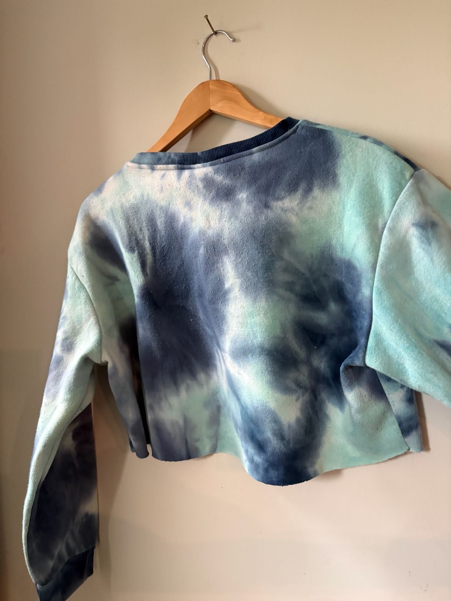 Whitney Houston 2020 Graphic Print Tie-Dye Cropped Crewneck Sweatshirt 7