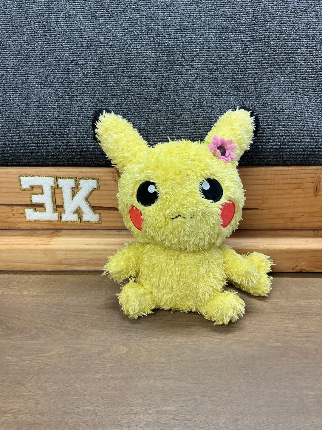 Sekiguchi Pokemon Mokomoko Female Pikachu Fluffy Plush with Flower 1