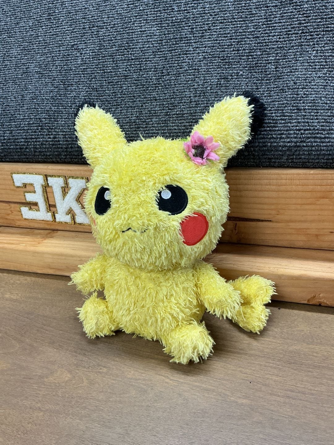 Sekiguchi Pokemon Mokomoko Female Pikachu Fluffy Plush with Flower 2