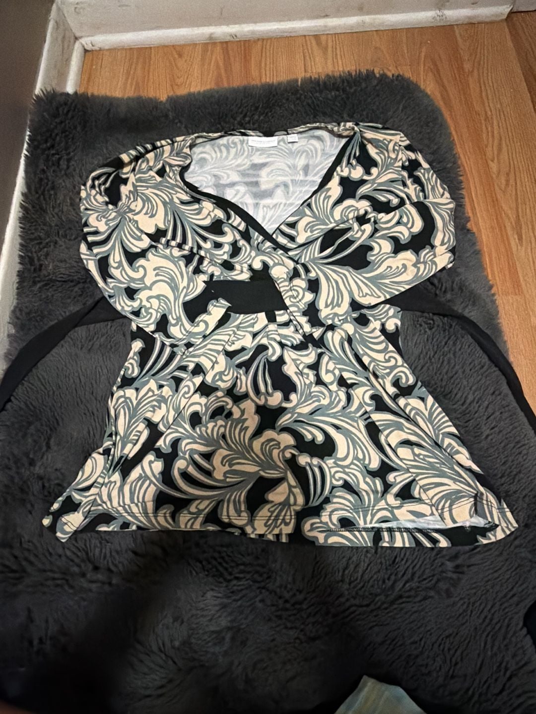 New York & Company Stretch Black and Cream Floral V-Neck Wrap Style Top 1