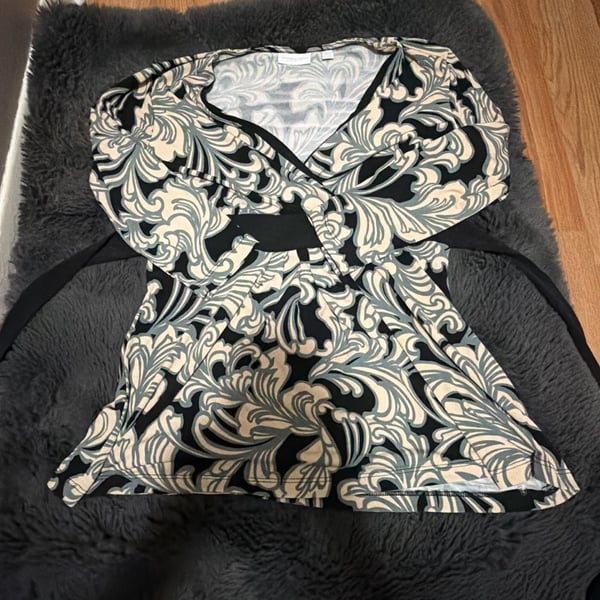 New York & Company Stretch Black and Cream Floral V-Neck Wrap Style Top