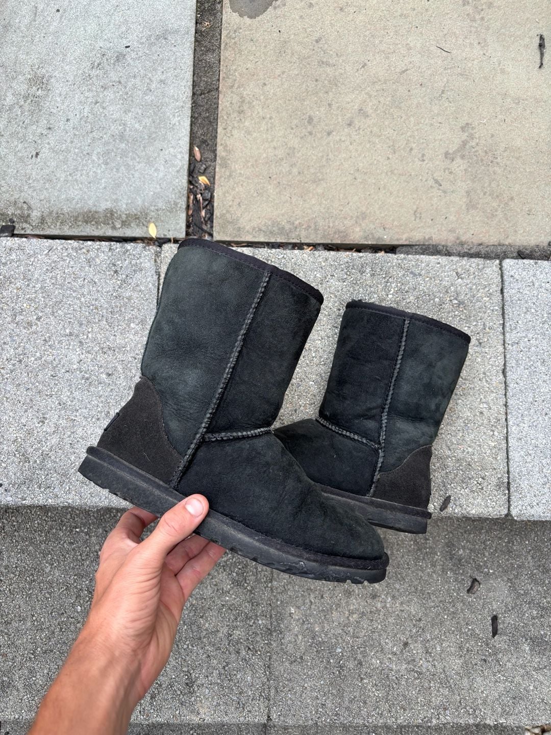 UGG Classic Short II Boots in Black Suede Women’s size 6 2