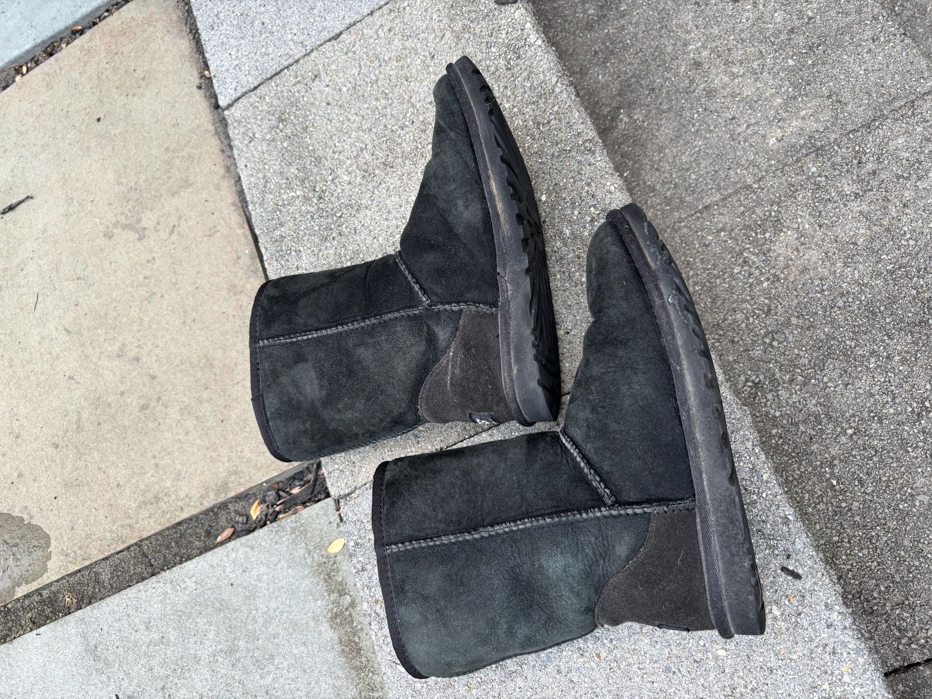 UGG Classic Short II Boots in Black Suede Women’s size 6 4