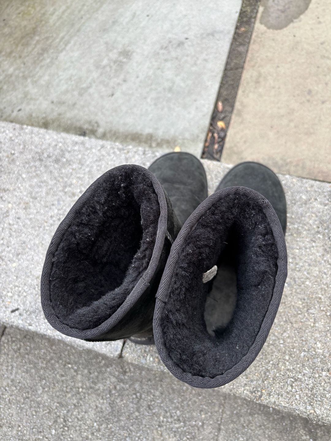 UGG Classic Short II Boots in Black Suede Women’s size 6 9