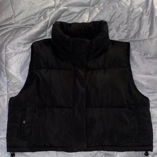 Thread & Supply Women's Cropped Puffer Vest with Snap Pockets and Drawstring Hem