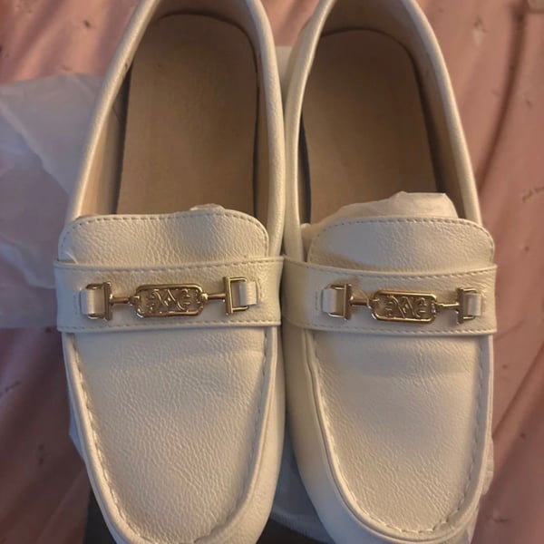 Woman White Loafers in Leather. Brand new never worn. 
