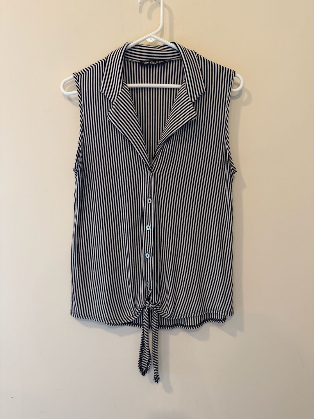 Kim & Cami Women's Black and White Striped Sleeveless Button-Down Tie-Front Top 1