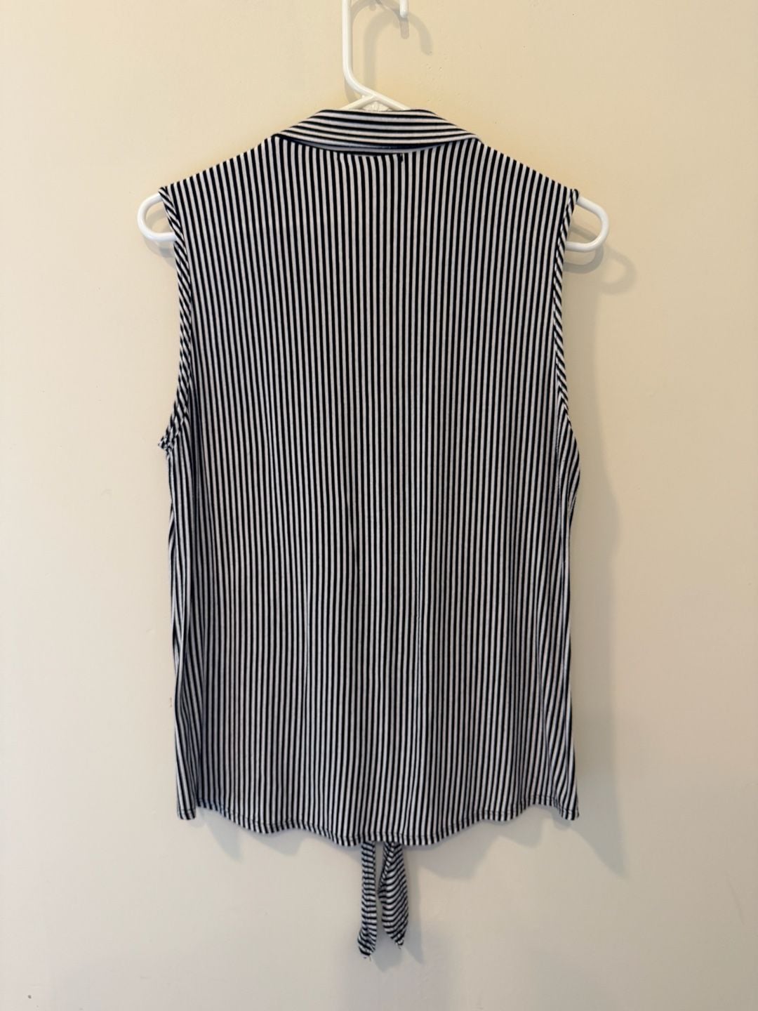Kim & Cami Women's Black and White Striped Sleeveless Button-Down Tie-Front Top 5