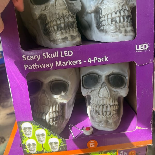 Halloween Home Accents 4 Pack 14 in Blow Molded Skull LED Pathway Markers NIB