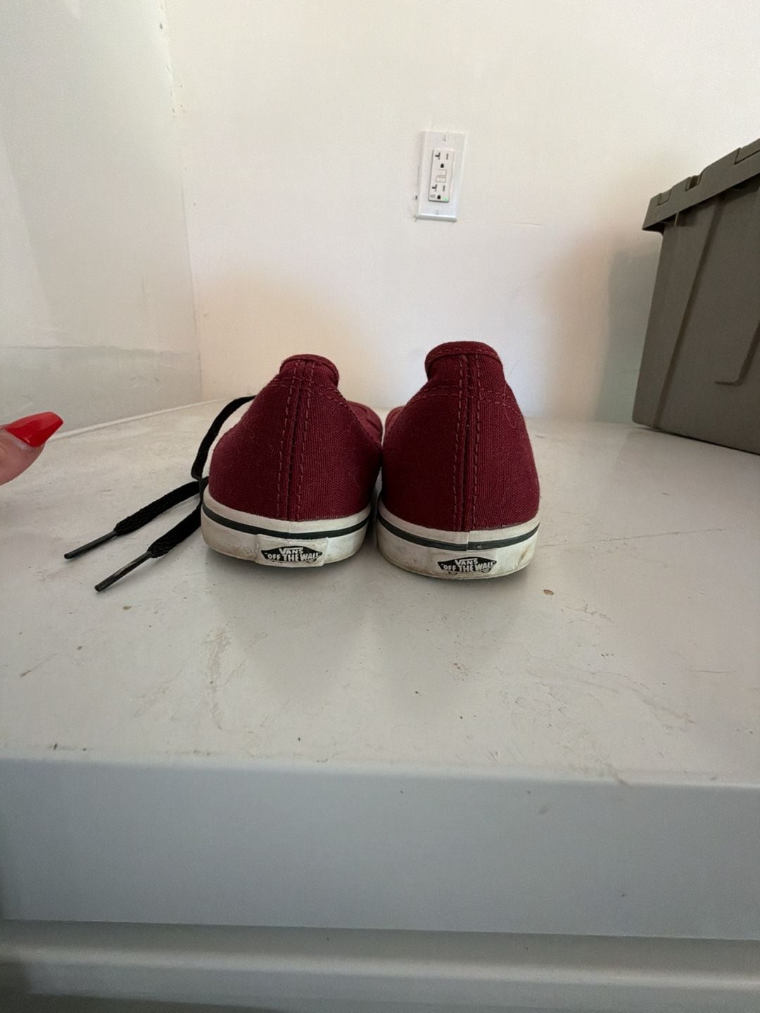 Vans Authentic Maroon Canvas Low Top Lace-Up Sneakers Women's US 7 / Men's US 5.5 2