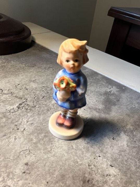 M.I. Hummel Goebel Girl With Nosegay Figurine 239/A 1