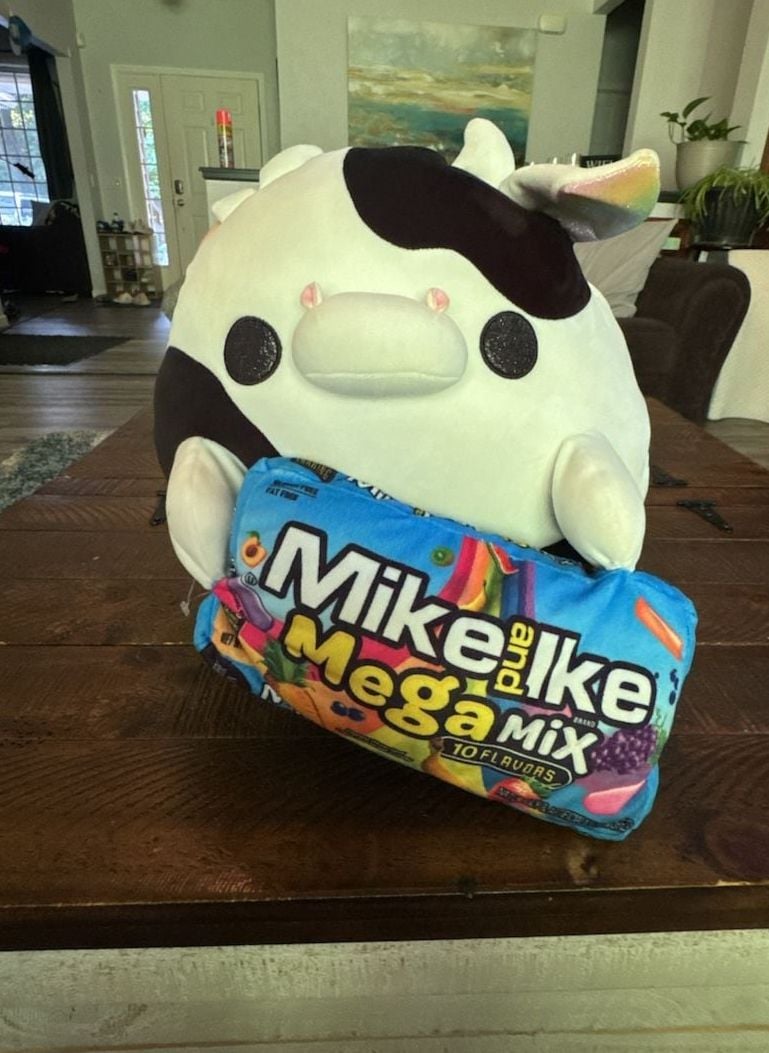 Zuru Snackles Super Sized 14-inch Daisy the Cow 1