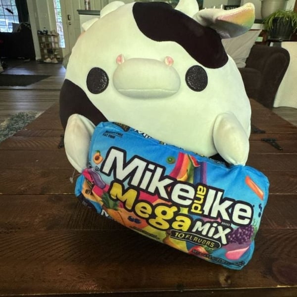 Zuru Snackles Super Sized 14-inch Daisy the Cow 