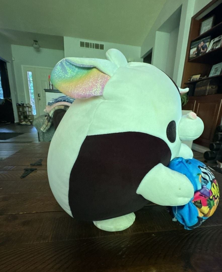 Zuru Snackles Super Sized 14-inch Daisy the Cow 3