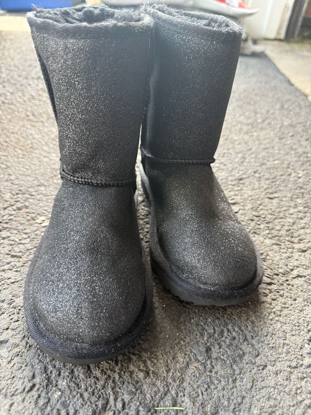 UGG Kids Classic Short II Glitter Boots in Black size 2 7