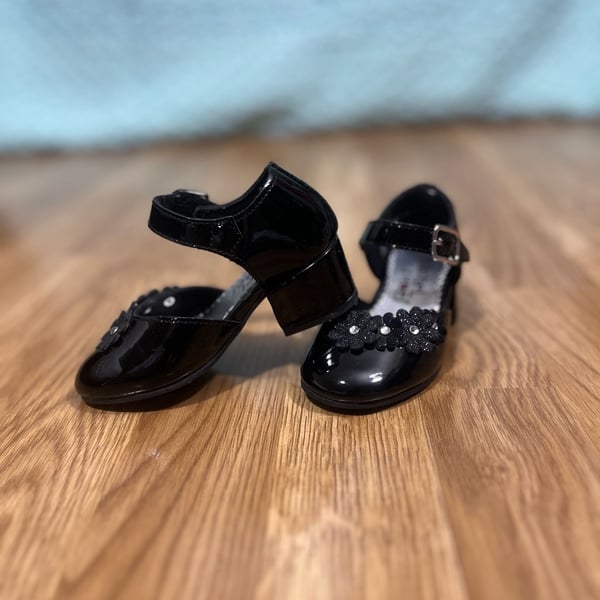 Rachel Shoes Girls Black Patent Mary Jane Dress Heels with Flower Accents