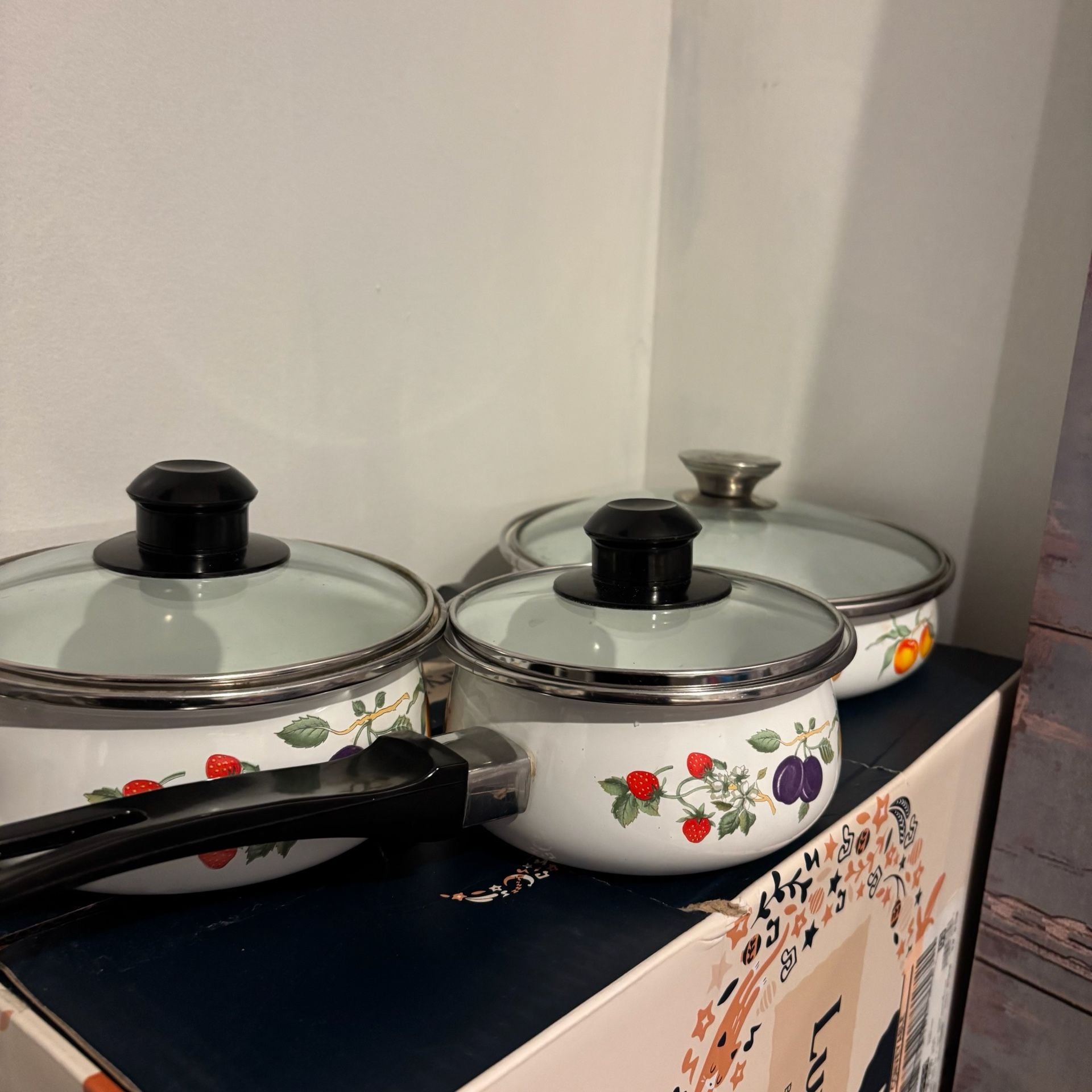 Tabletops Unlimited Dulcie Vintage Enamel Fruit Motif Cookware Set 2