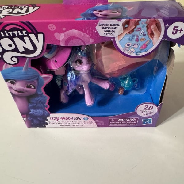 Hasbro My Little Pony Izzy Moonbow Crystal Adventure 20-Piece Playset