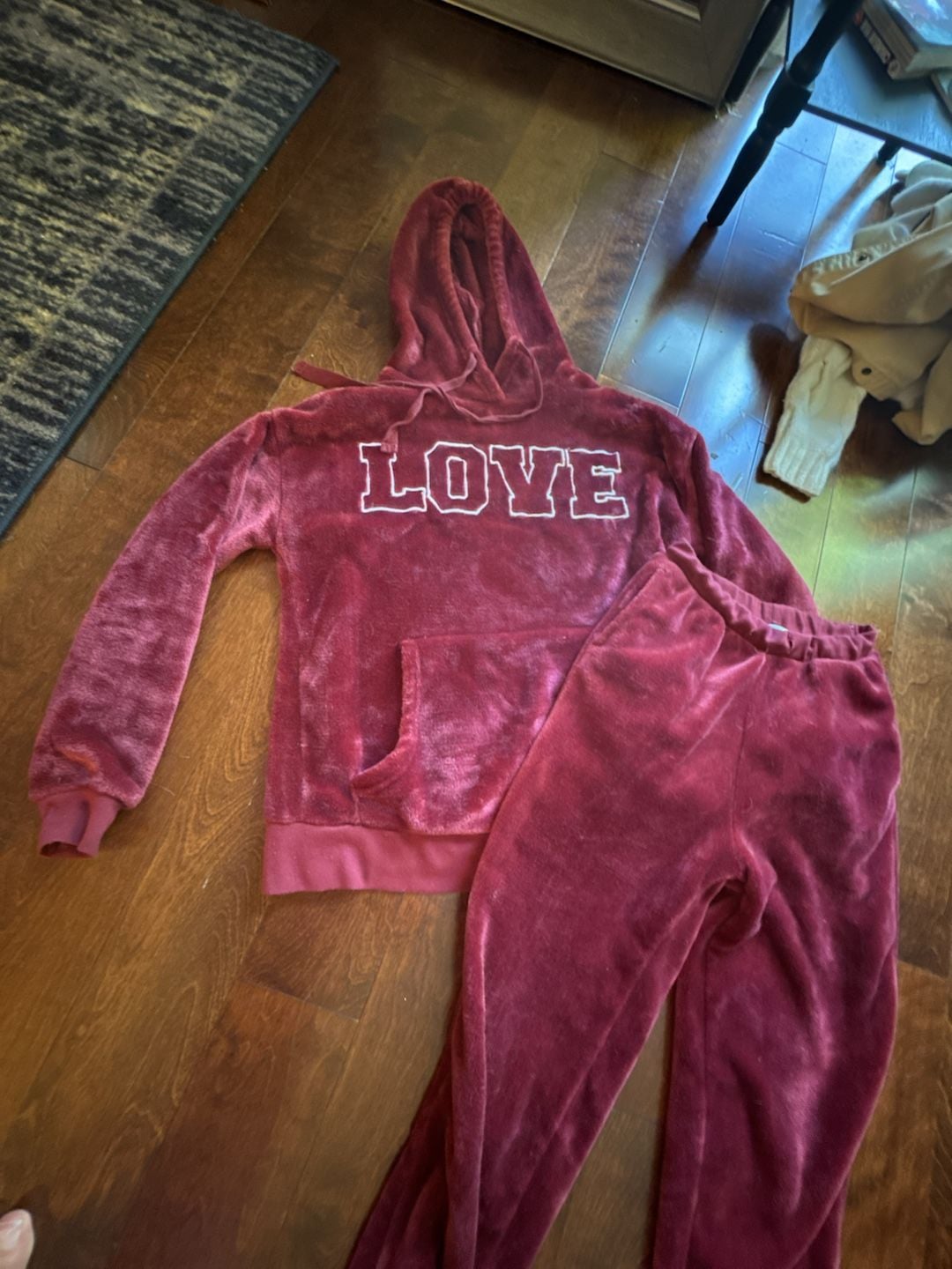 Cali 1850 Los Angeles Women's Burgundy Plush Fleece 'LOVE' Loungewear Jogger Set 1