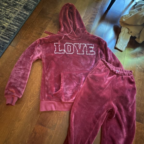 Cali 1850 Los Angeles Women's Burgundy Plush Fleece 'LOVE' Loungewear Jogger Set