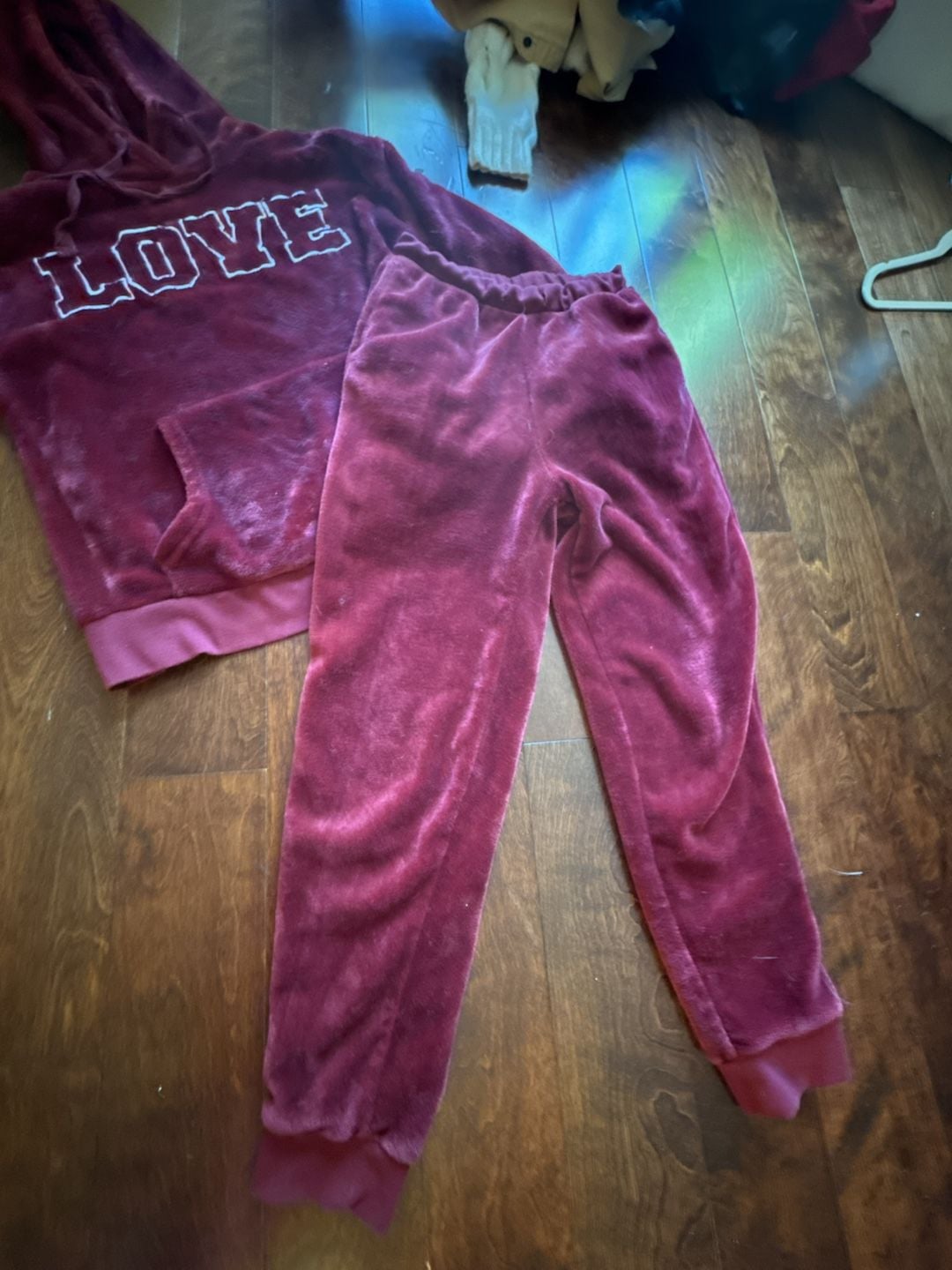 Cali 1850 Los Angeles Women's Burgundy Plush Fleece 'LOVE' Loungewear Jogger Set 2