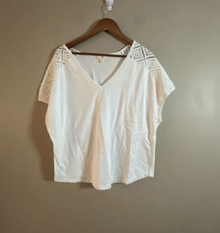 Terra & Sky Women's Plus Size V-Neck Crochet Detail Dolman Sleeve Tee 2