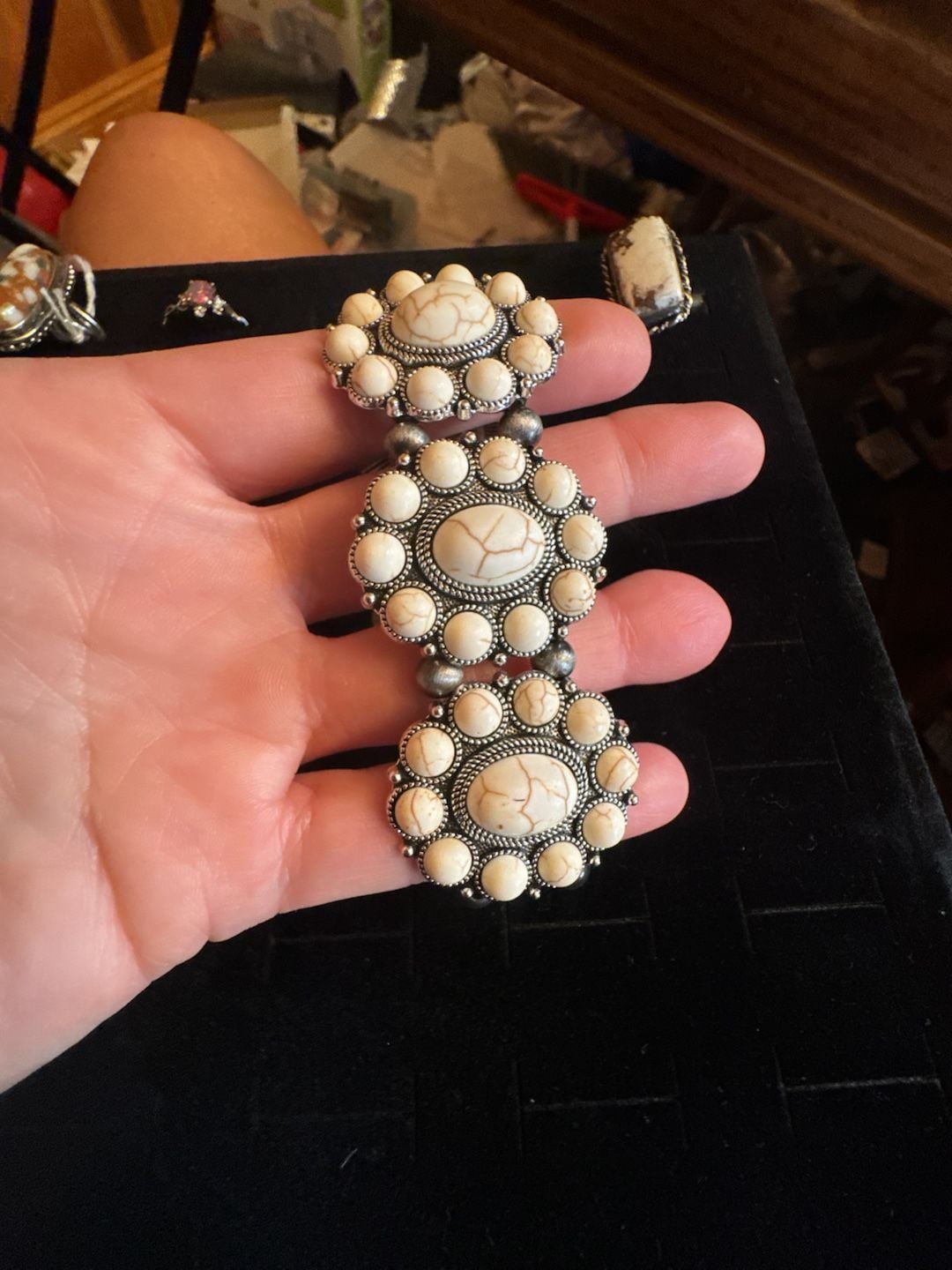 Western Style White Faux Stone Flower Stretch Bracelet 1