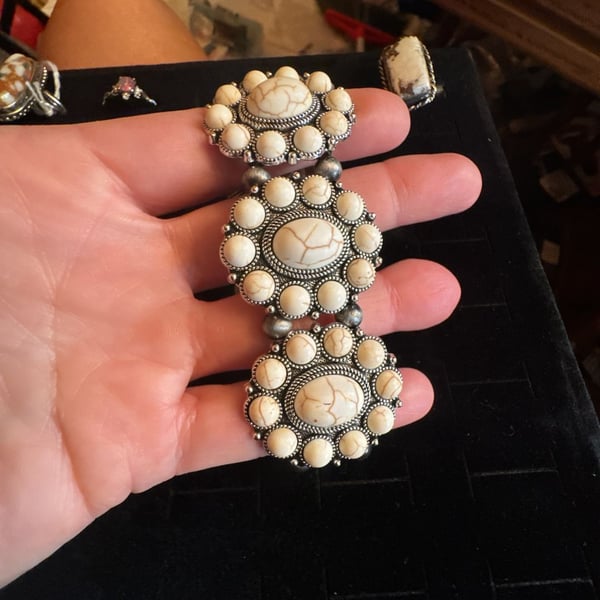 Western Style White Faux Stone Flower Stretch Bracelet