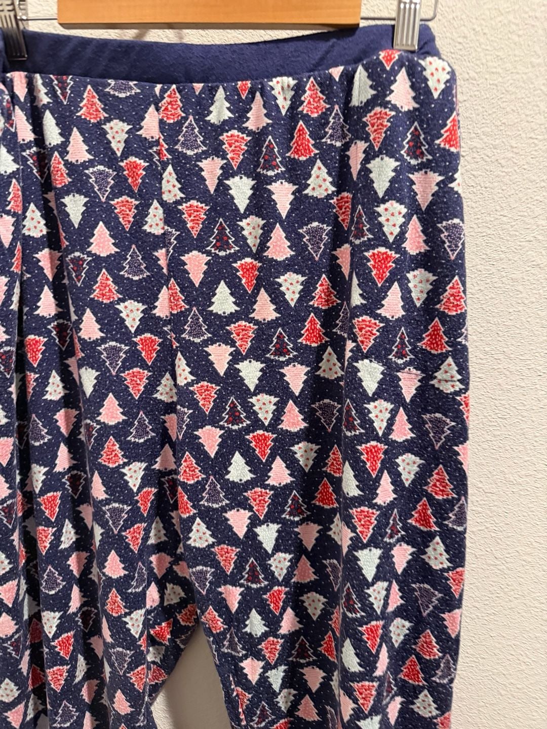 Cuddl Duds Women's Long Sleeve Christmas Tree Print Pajama Top with Chest Pocket 10