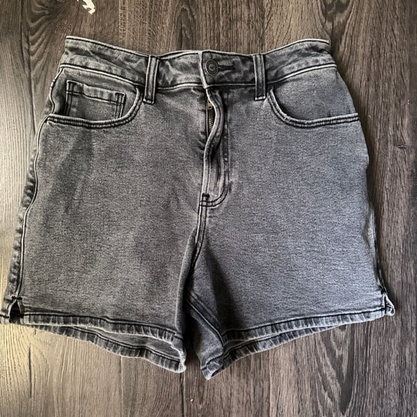 Hollister Ultra High-Rise 90s Short in Faded Black Denim