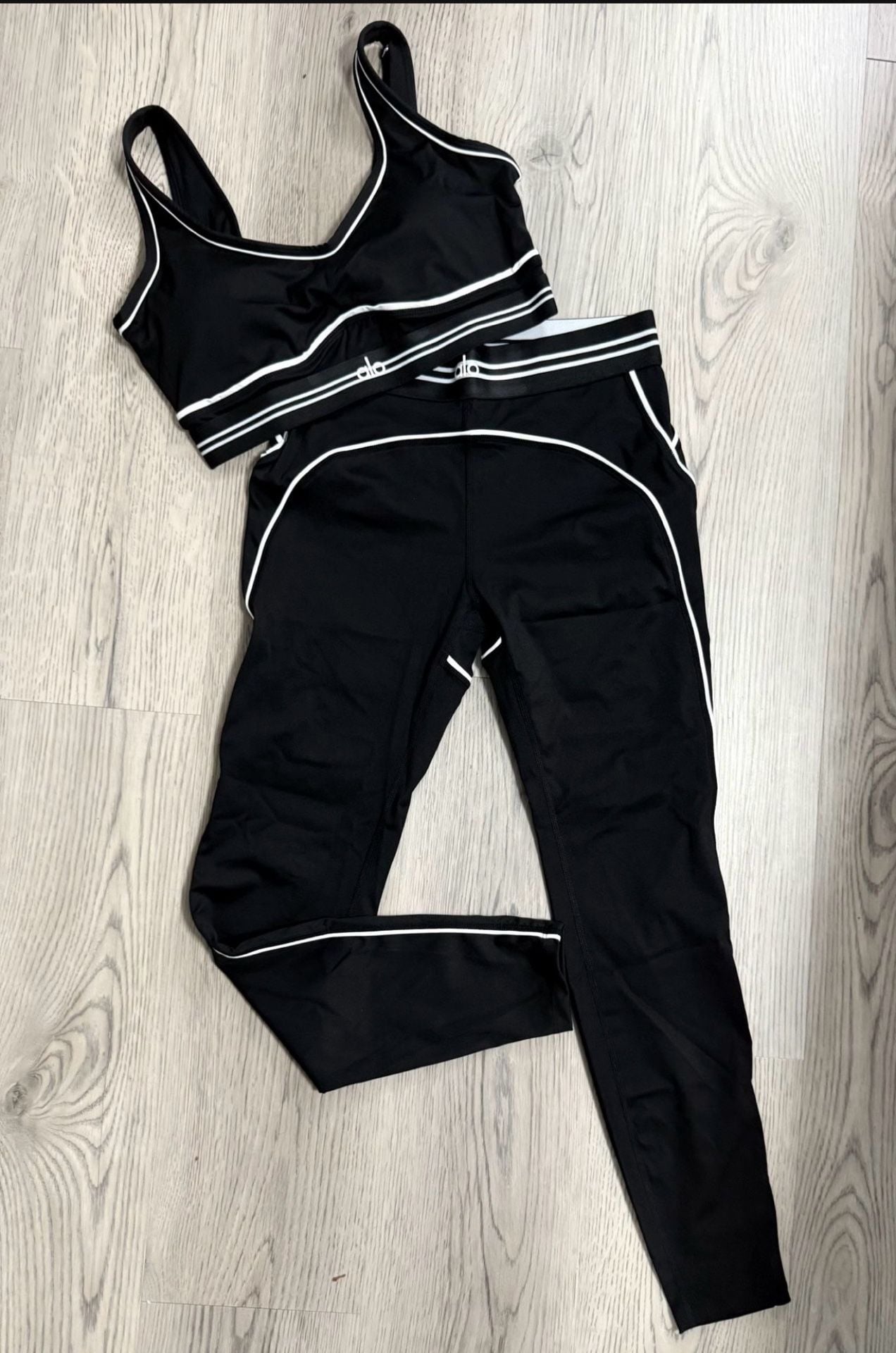 Alo Yoga Airbrush Heart Throb Matching Sports Bra and High-Waist Legging Set size Large 1