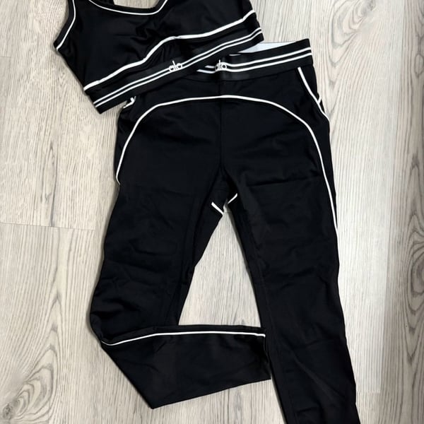 Alo Yoga Airbrush Heart Throb Matching Sports Bra and High-Waist Legging Set size Large