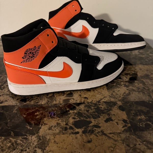 Air Jordan 1 Mid 'Shattered Backboard' (Style 554724-058) No Laces
Size 10.5