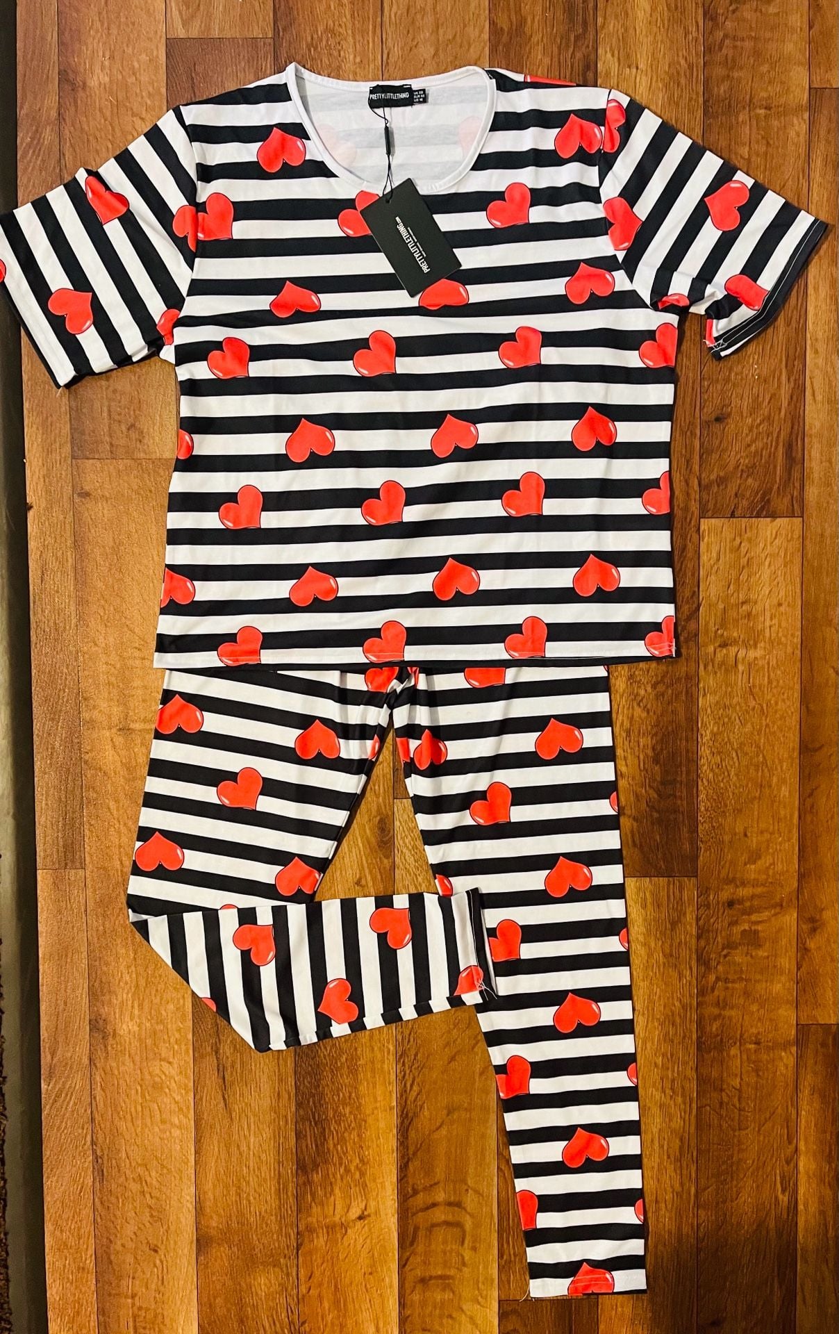 PrettyLittleThing Women's Black and White Striped Heart Print Short Sleeve Top and Leggings Pajama Set size 16 1