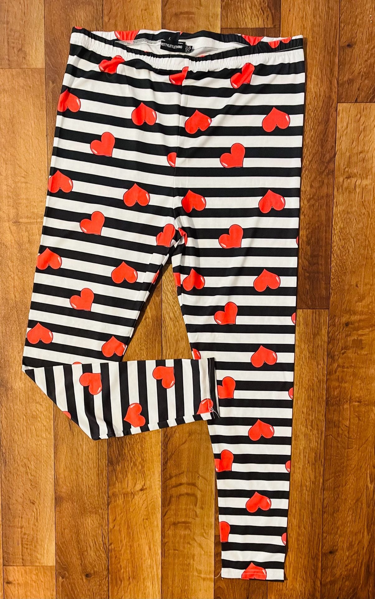 PrettyLittleThing Women's Black and White Striped Heart Print Short Sleeve Top and Leggings Pajama Set size 16 3