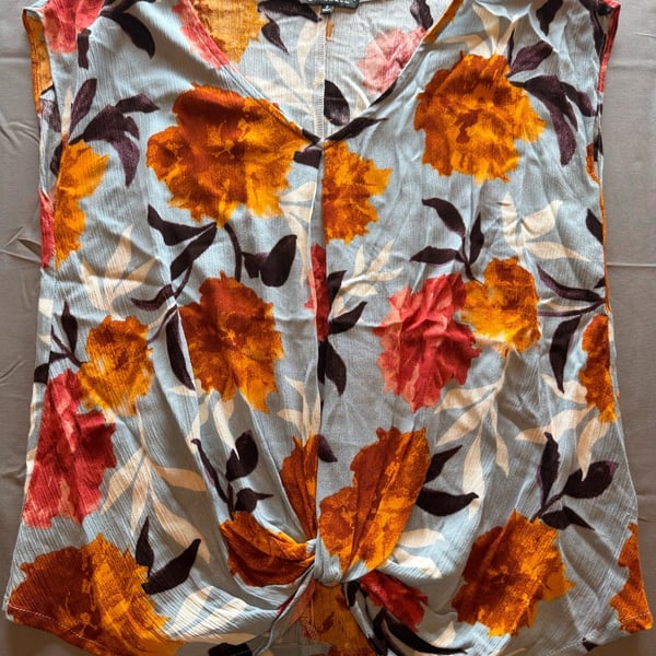 Staccato Women's Floral Print Sleeveless V-Neck Front Twist Blouse