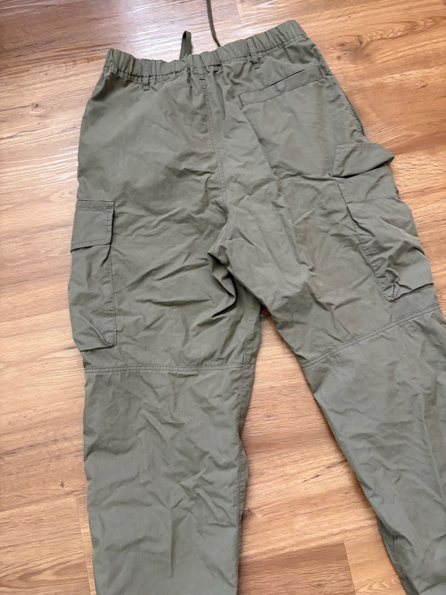 Uniqlo Olive Green Cotton-Nylon Cargo Pants with Drawstring Waist 9