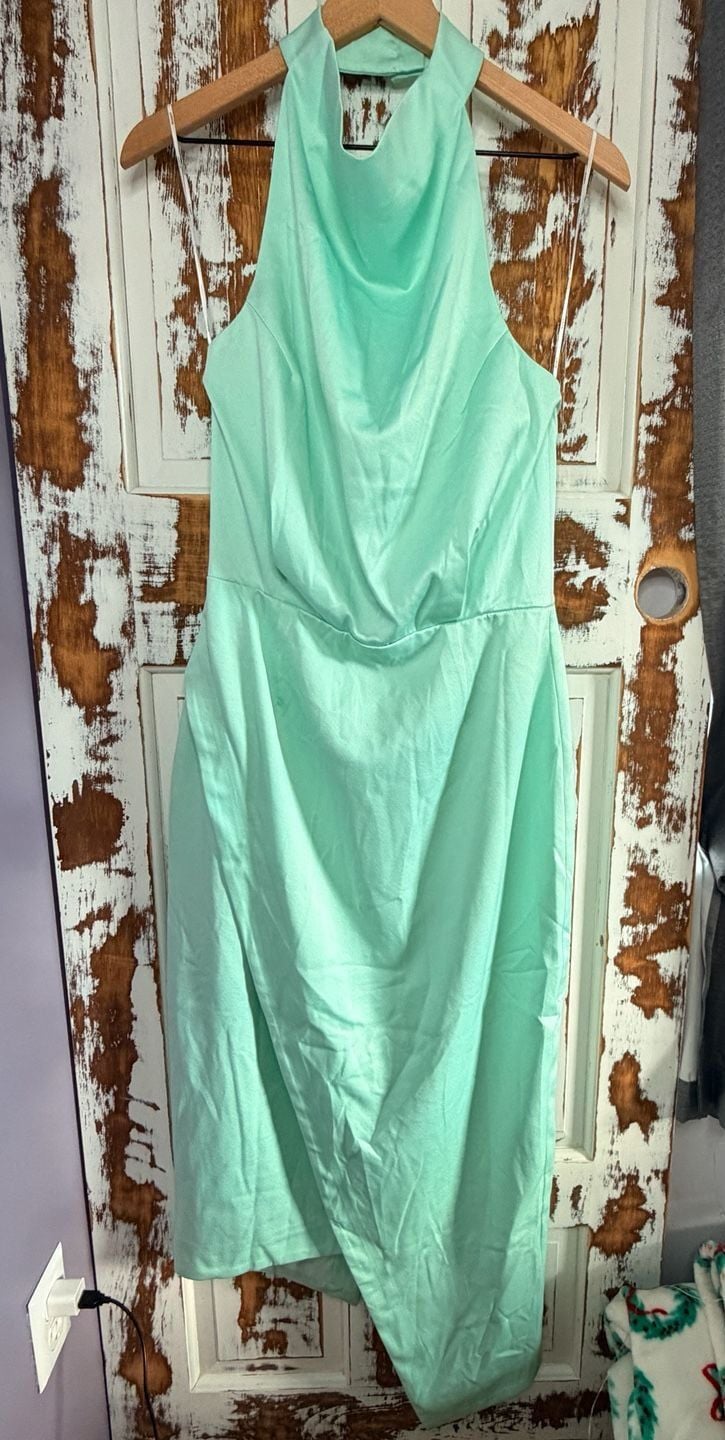 NWT Elliatt Aria Midi Dress Size L Mint Green NWT Halter Top Cocktail Coastal 2