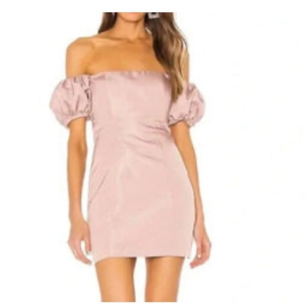 NBD off-the-shoulder mini dress in dusty pink.
Puff sleeves, fitted silhouette, mini length.
Brand new never worn - purchased from Revolve Pre-owned with no visible wear to the fabric or seams. Brand tag has slight fraying at the edges.
Size XL.