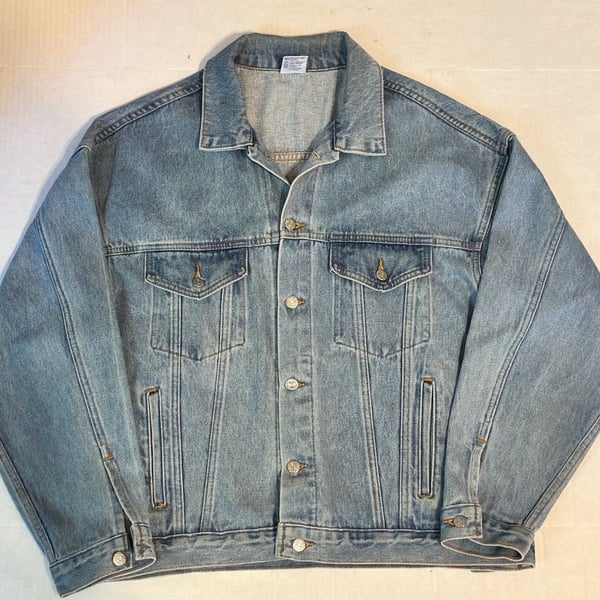 Vintage authentic Jim Beam Embossed Denim Trucker Jacket Men’s Large Made in USA. 