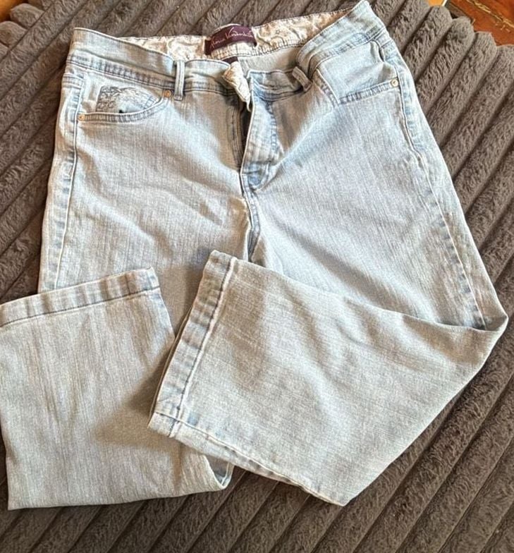 Gloria Vanderbilt Women's Light Wash Straight Leg Jeans 2