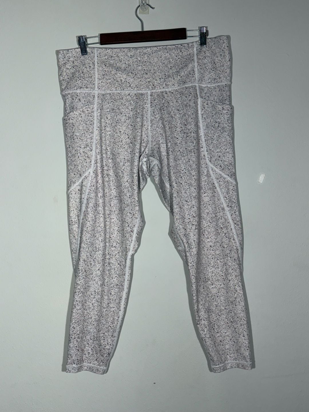 Athleta Salutation Stash Pocket Tight in Printed Pebble Grey, Size 2X 2