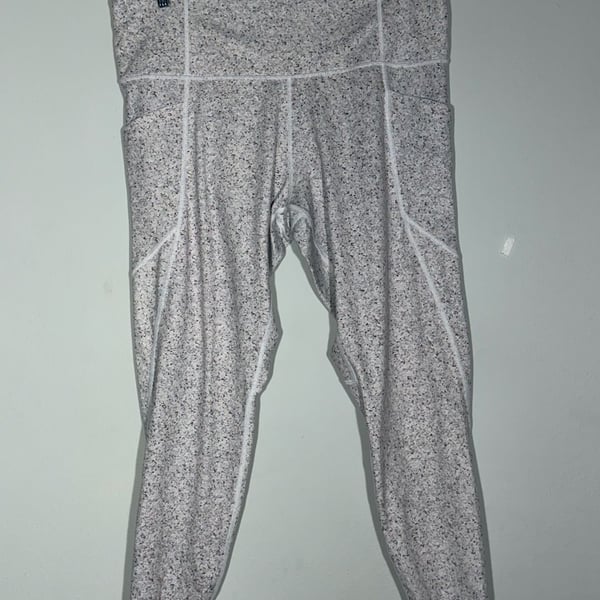 Athleta Salutation Stash Pocket Tight in Printed Pebble Grey, Size 2X