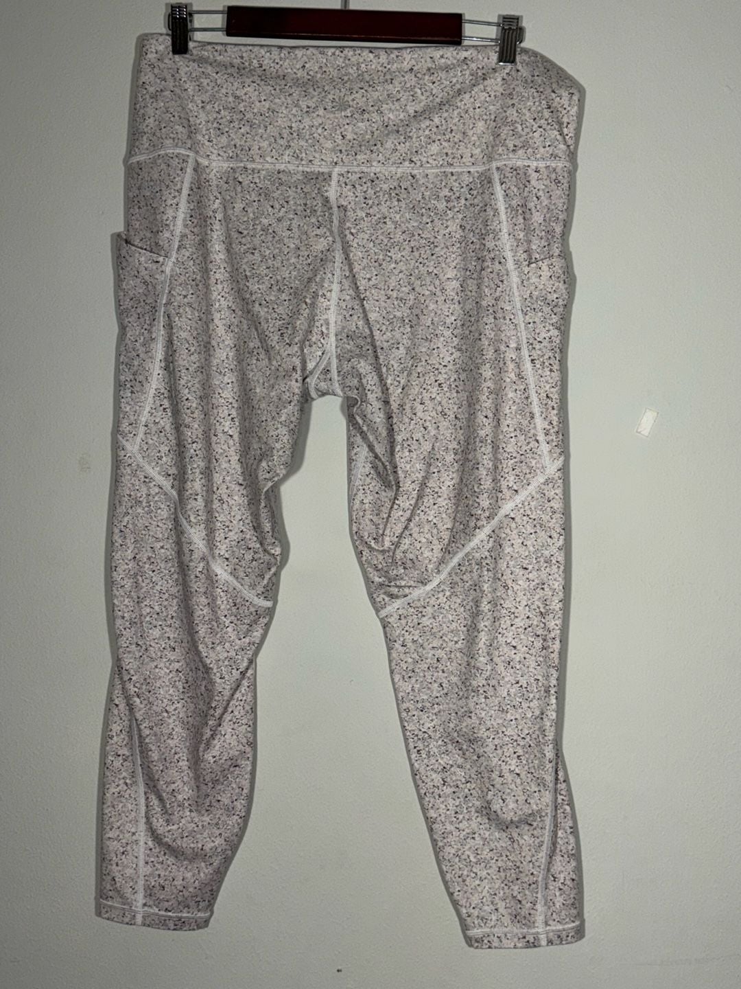 Athleta Salutation Stash Pocket Tight in Printed Pebble Grey, Size 2X 3