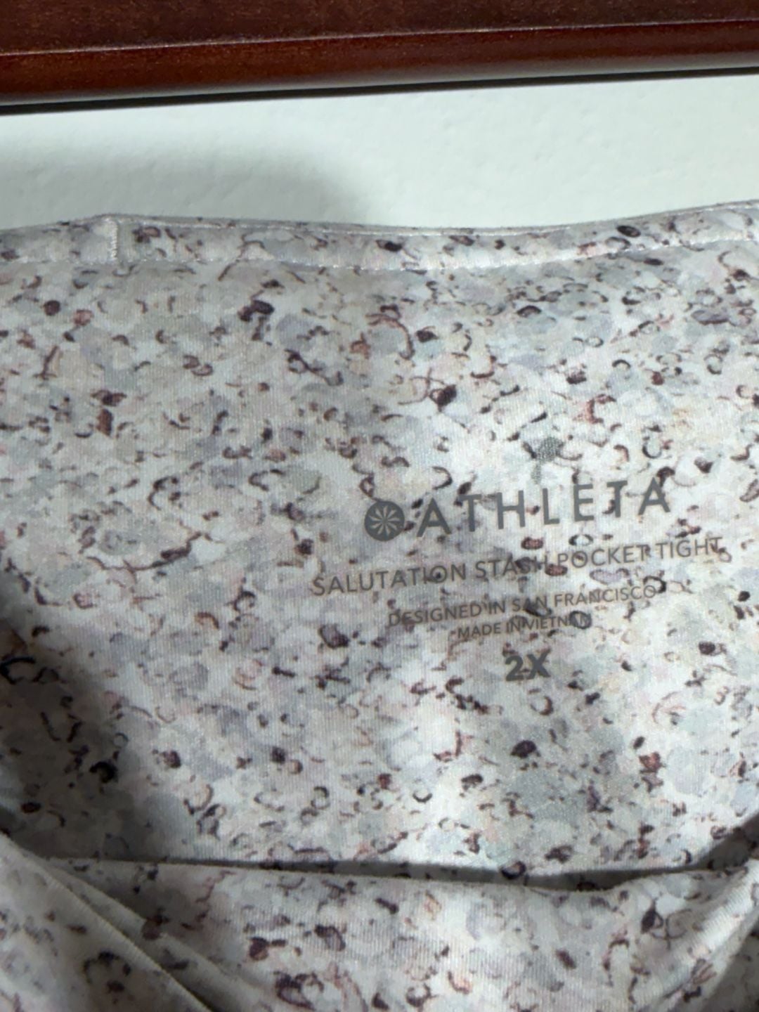 Athleta Salutation Stash Pocket Tight in Printed Pebble Grey, Size 2X 5