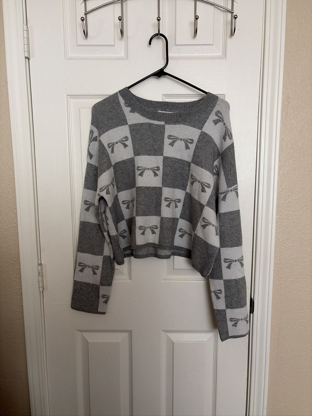 Sincerely Jules Grey and White Checkered Bow Pattern Cropped Crewneck Sweater 2